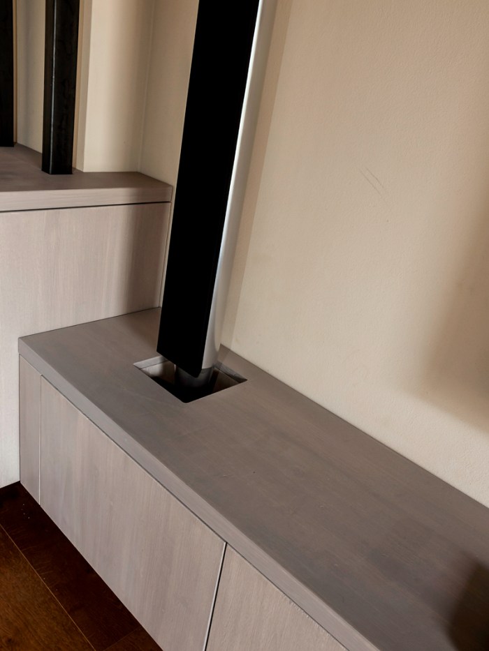 Casse con piantana per uso da terra, inserite direttamente dentro il mobile.