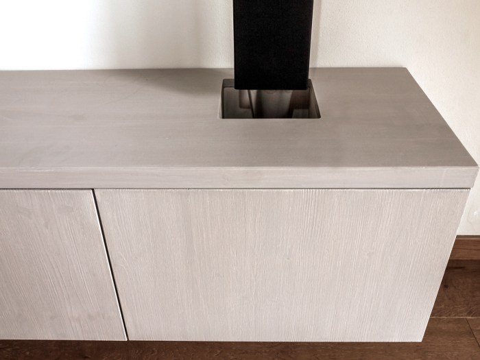 Vano a pozzetto per l'accoglimento del piantone della cassa stereo.