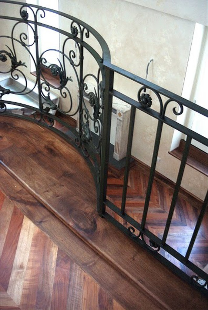 Motivo a "Spina di pesce" in essenza di ciliegio e noce canaletto.